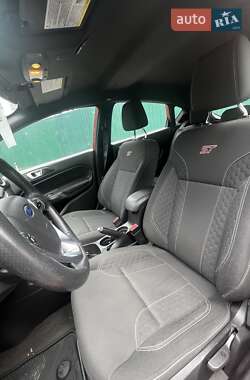 Хэтчбек Ford Fiesta 2016 в 