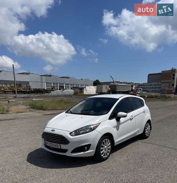 Хэтчбек Ford Fiesta 2015 в 