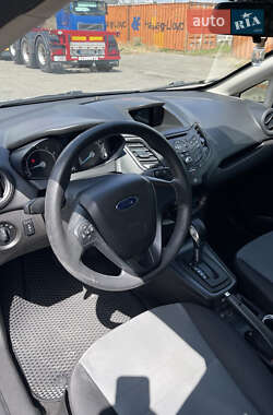 Хэтчбек Ford Fiesta 2015 в 