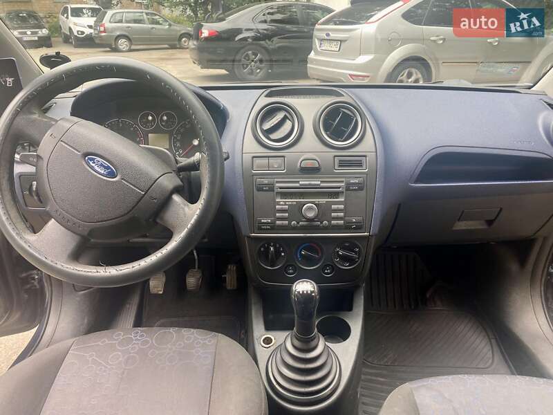 Хэтчбек Ford Fiesta 2006 в 