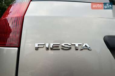 Хэтчбек Ford Fiesta 2002 в 