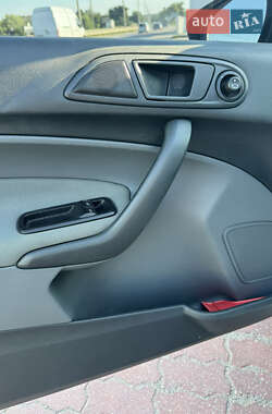 Хэтчбек Ford Fiesta 2010 в 