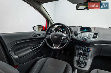 Хэтчбек Ford Fiesta 2016 в 