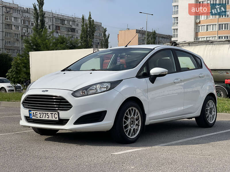 Хэтчбек Ford Fiesta 2016 в 
