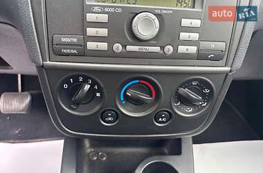 Хэтчбек Ford Fiesta 2006 в 