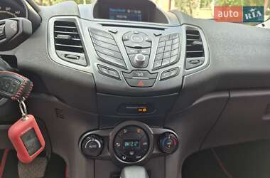 Хэтчбек Ford Fiesta 2015 в 