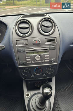 Хэтчбек Ford Fiesta 2006 в 