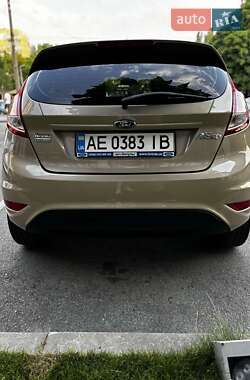 Хэтчбек Ford Fiesta 2016 в 