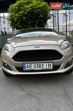 Хэтчбек Ford Fiesta 2016 в 