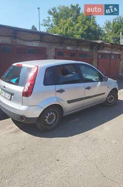 Хэтчбек Ford Fiesta 2006 в 