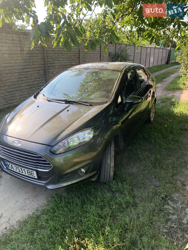 Седан Ford Fiesta 2015 в 
