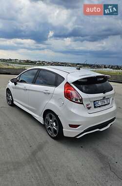 Хэтчбек Ford Fiesta 2016 в 