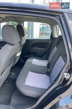Хэтчбек Ford Fiesta 2006 в 