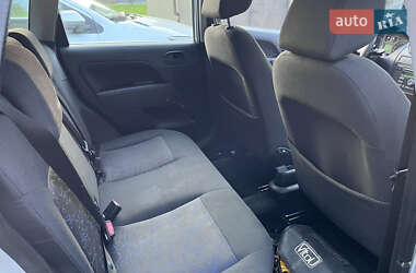 Хэтчбек Ford Fiesta 2006 в 