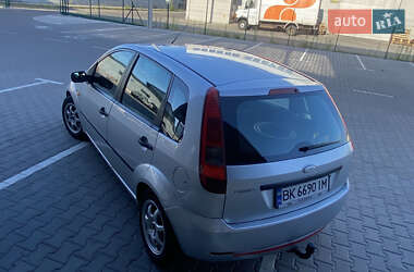 Хэтчбек Ford Fiesta 2004 в 