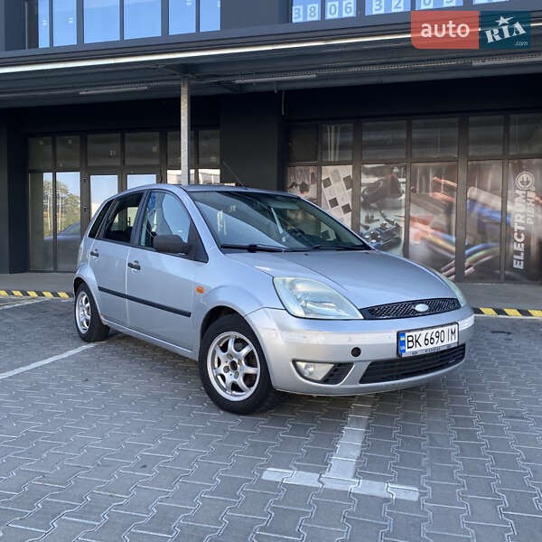 Хэтчбек Ford Fiesta 2004 в 