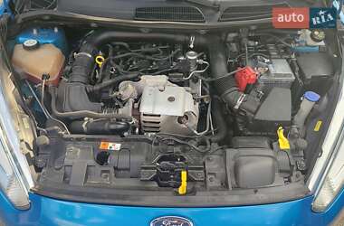 Хэтчбек Ford Fiesta 2015 в 