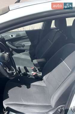Хэтчбек Ford Fiesta 2016 в 