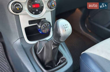 Хэтчбек Ford Fiesta 2012 в 