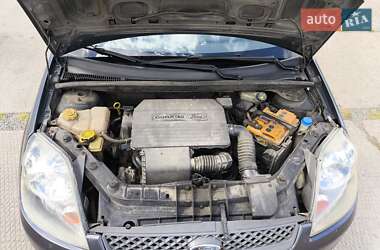 Хэтчбек Ford Fiesta 2006 в 