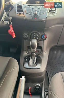 Хэтчбек Ford Fiesta 2016 в 