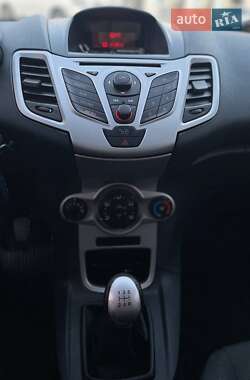 Хэтчбек Ford Fiesta 2011 в 