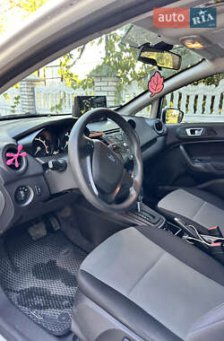 Хэтчбек Ford Fiesta 2016 в 