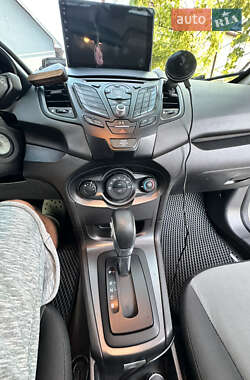 Хэтчбек Ford Fiesta 2016 в 