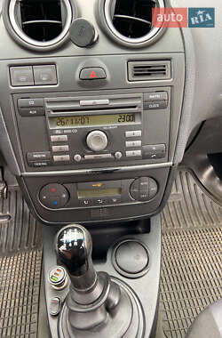 Хэтчбек Ford Fiesta 2007 в 