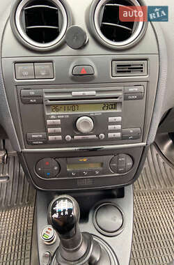 Хэтчбек Ford Fiesta 2007 в 