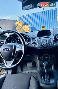 Хэтчбек Ford Fiesta 2016 в 