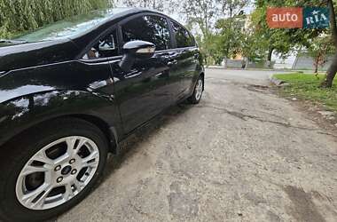 Хэтчбек Ford Fiesta 2015 в 