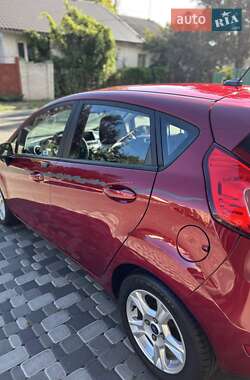 Хэтчбек Ford Fiesta 2016 в 
