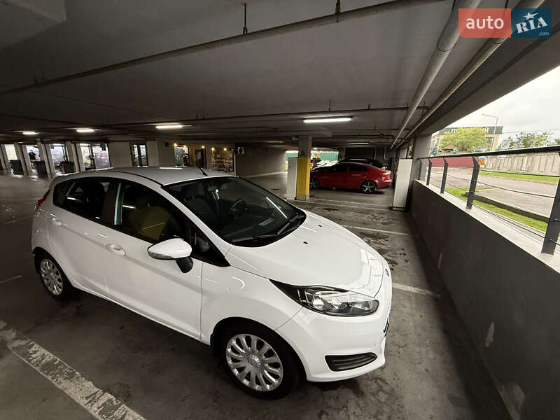 Хэтчбек Ford Fiesta 2015 в Львове