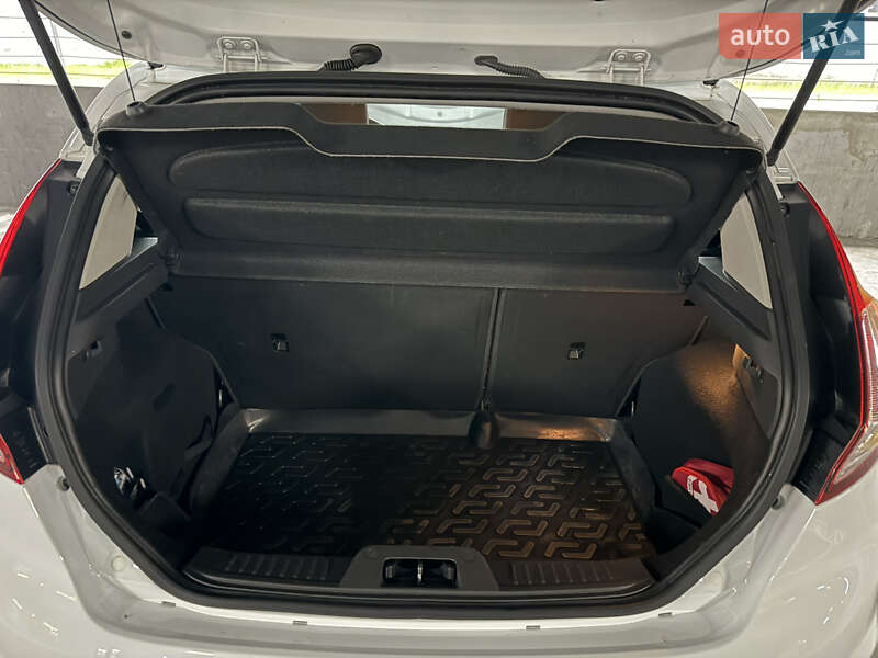 Хэтчбек Ford Fiesta 2015 в Львове