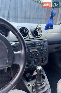 Хэтчбек Ford Fiesta 2002 в 