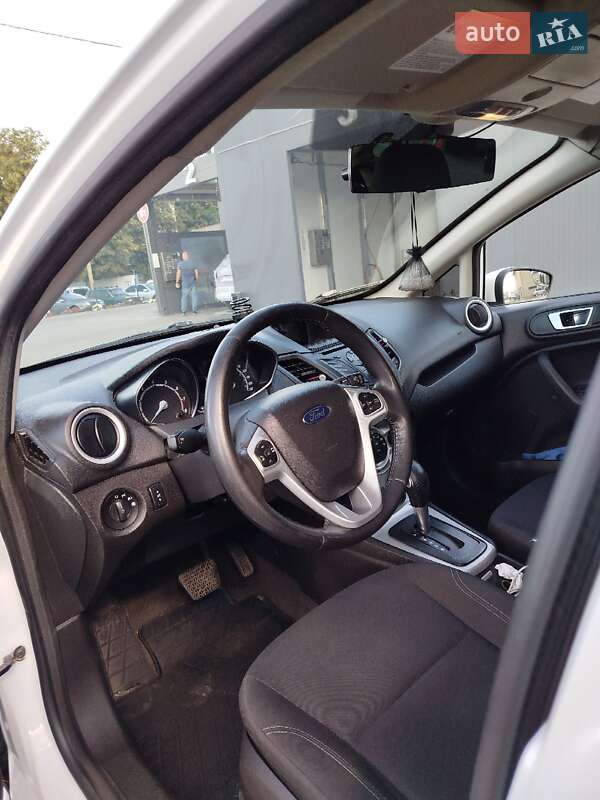 Седан Ford Fiesta 2015 в Миргороде