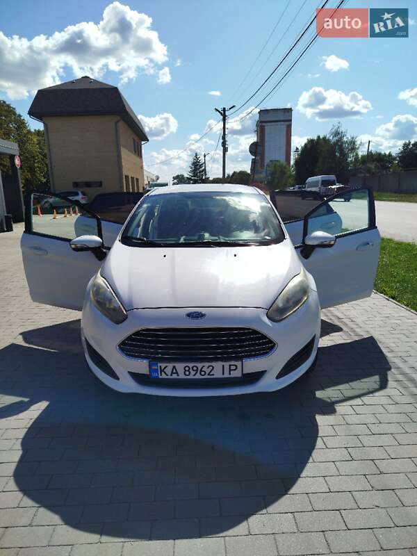 Седан Ford Fiesta 2015 в Миргороде