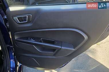 Хэтчбек Ford Fiesta 2015 в 
