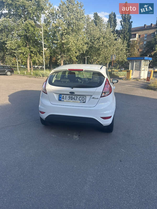 Хэтчбек Ford Fiesta 2016 в Киеве