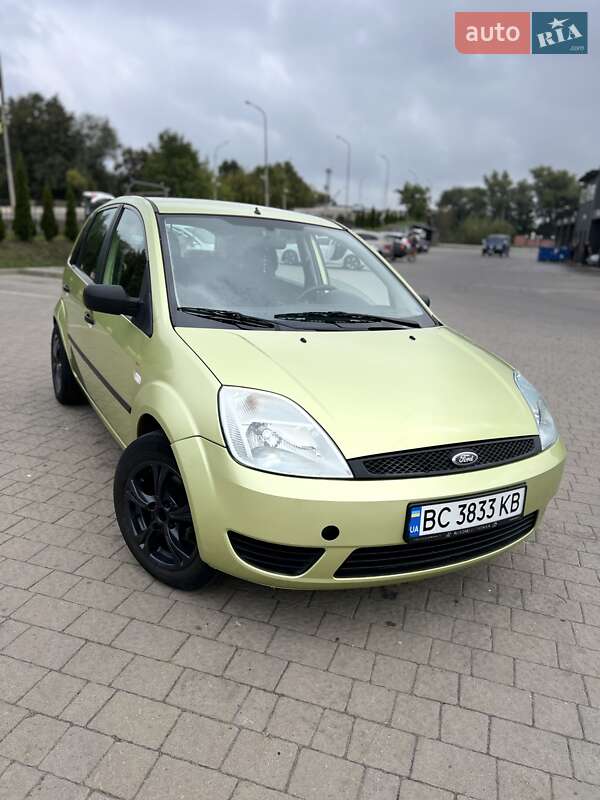 Хэтчбек Ford Fiesta 2004 в 
