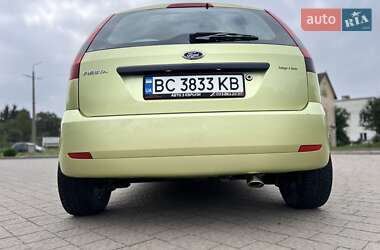 Хэтчбек Ford Fiesta 2004 в 