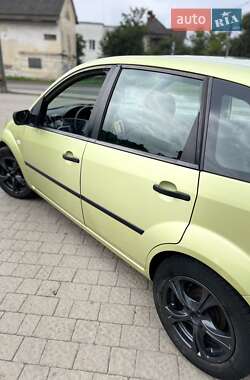 Хэтчбек Ford Fiesta 2004 в 