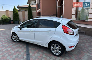 Хэтчбек Ford Fiesta 2016 в 