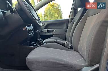 Хэтчбек Ford Fiesta 2005 в 