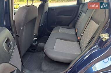 Хэтчбек Ford Fiesta 2005 в 