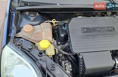 Хэтчбек Ford Fiesta 2005 в 