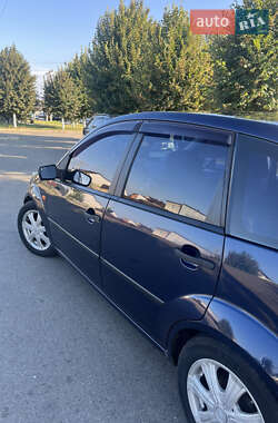 Хэтчбек Ford Fiesta 2005 в 