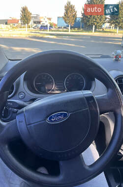 Хэтчбек Ford Fiesta 2005 в 