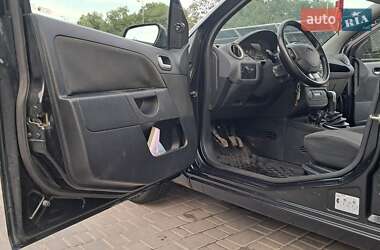 Хэтчбек Ford Fiesta 2005 в 
